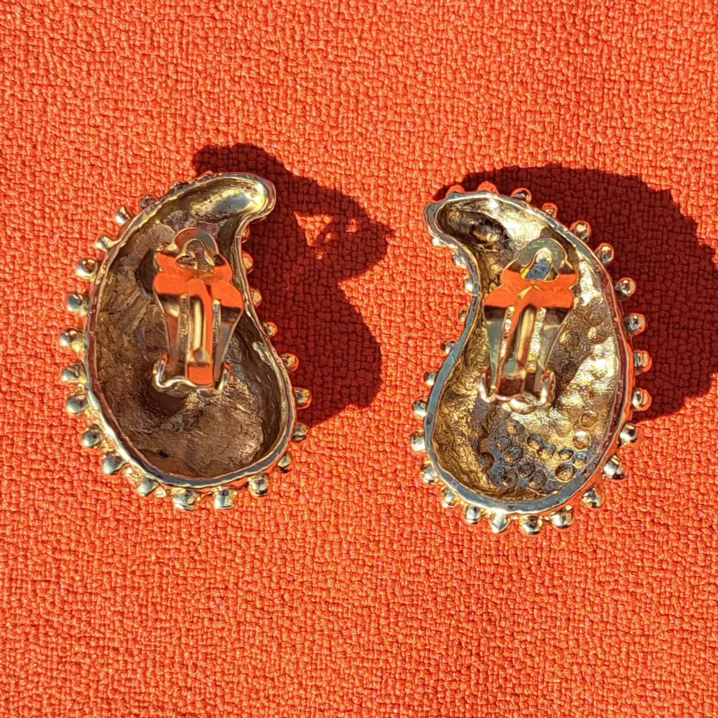 Clips d'Oreilles Baroque Or & Pierres Noire & Rouge.