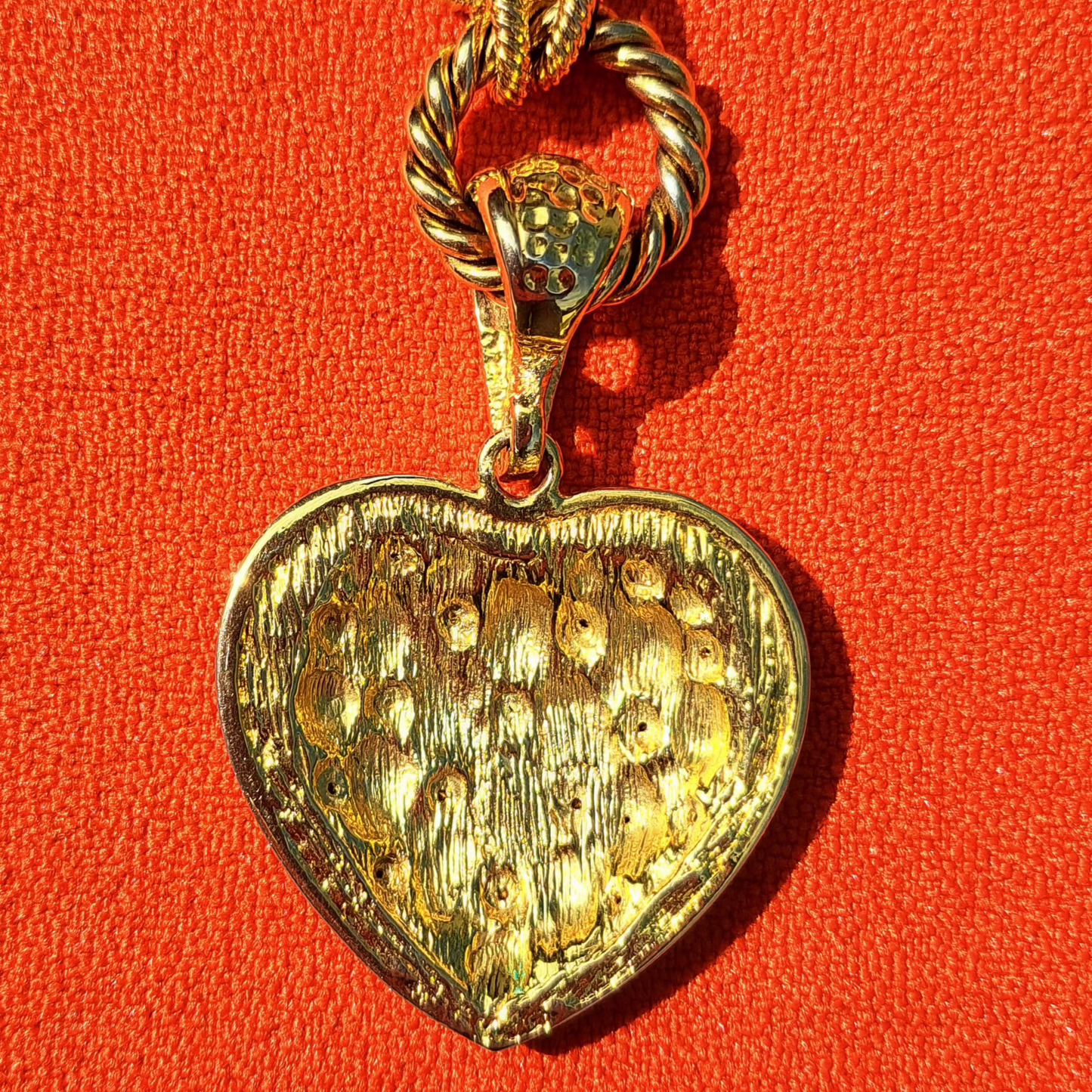 Collier Cœur Statement 1980 en Métal Doré Pierres de Verre Multicolores