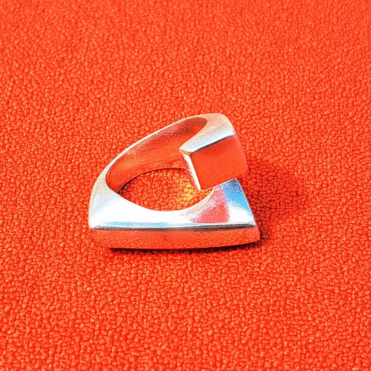 Bague Sculpturale à Design Minimaliste Années 80