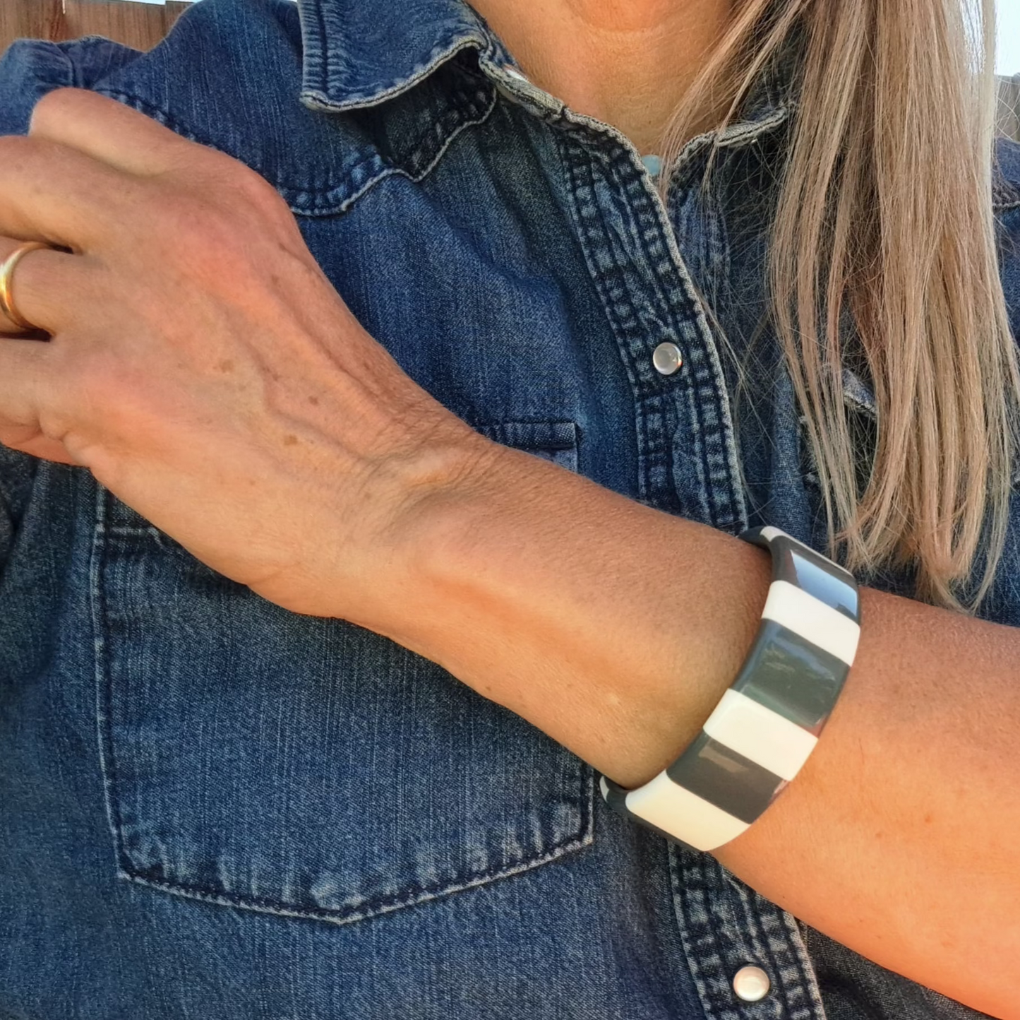 Bracelet Jonc Gris & Blanc Contrasté Élégance Graphique