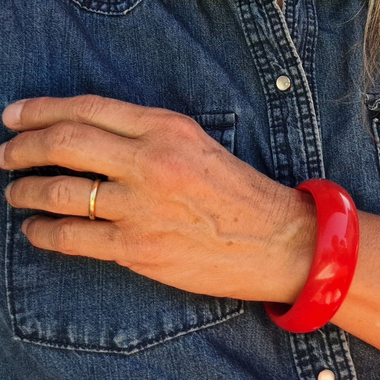 Bracelet Jonc en Résine Rouge Années 1970-1980