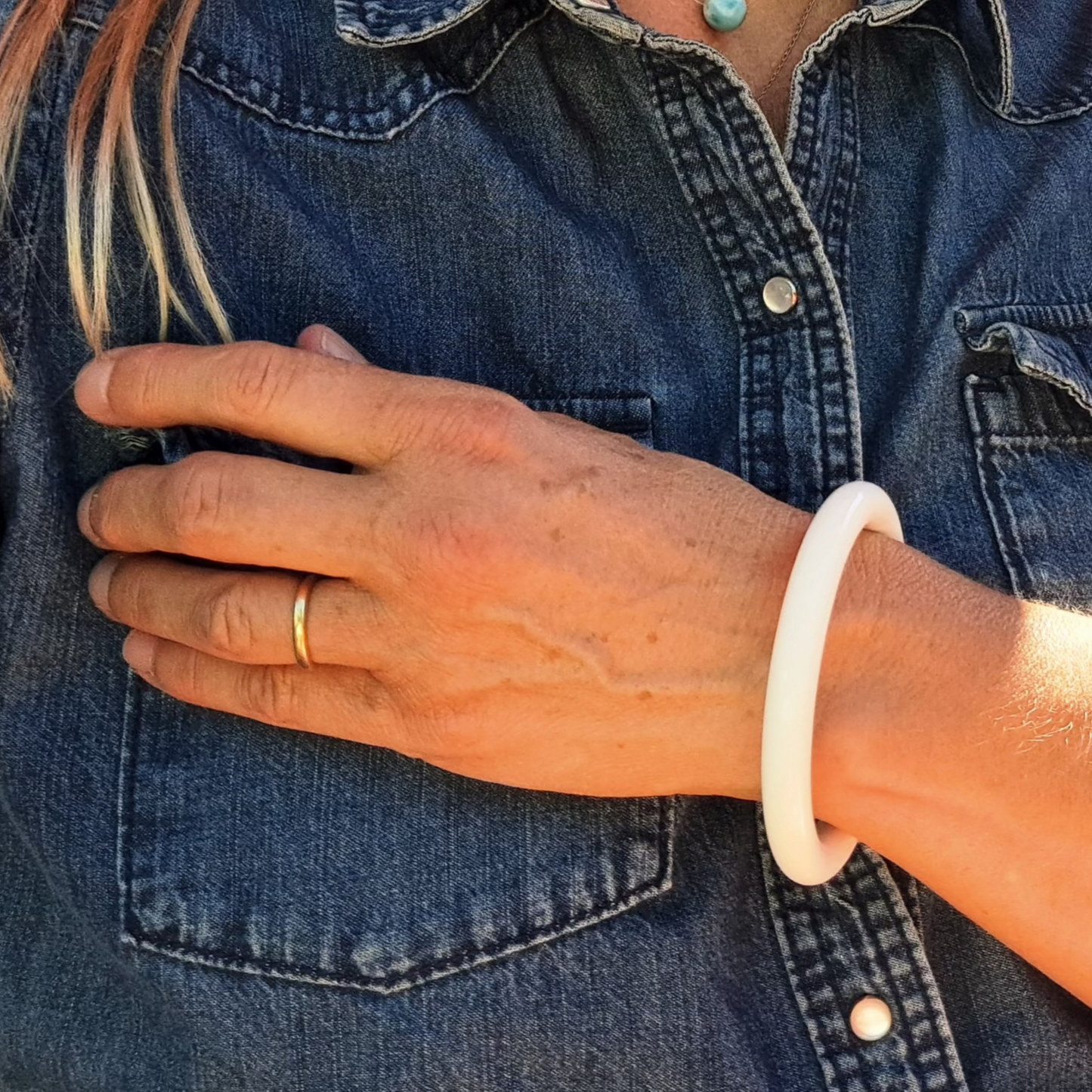 Bracelet Jonc Blanc Design Minimaliste et Intemporel