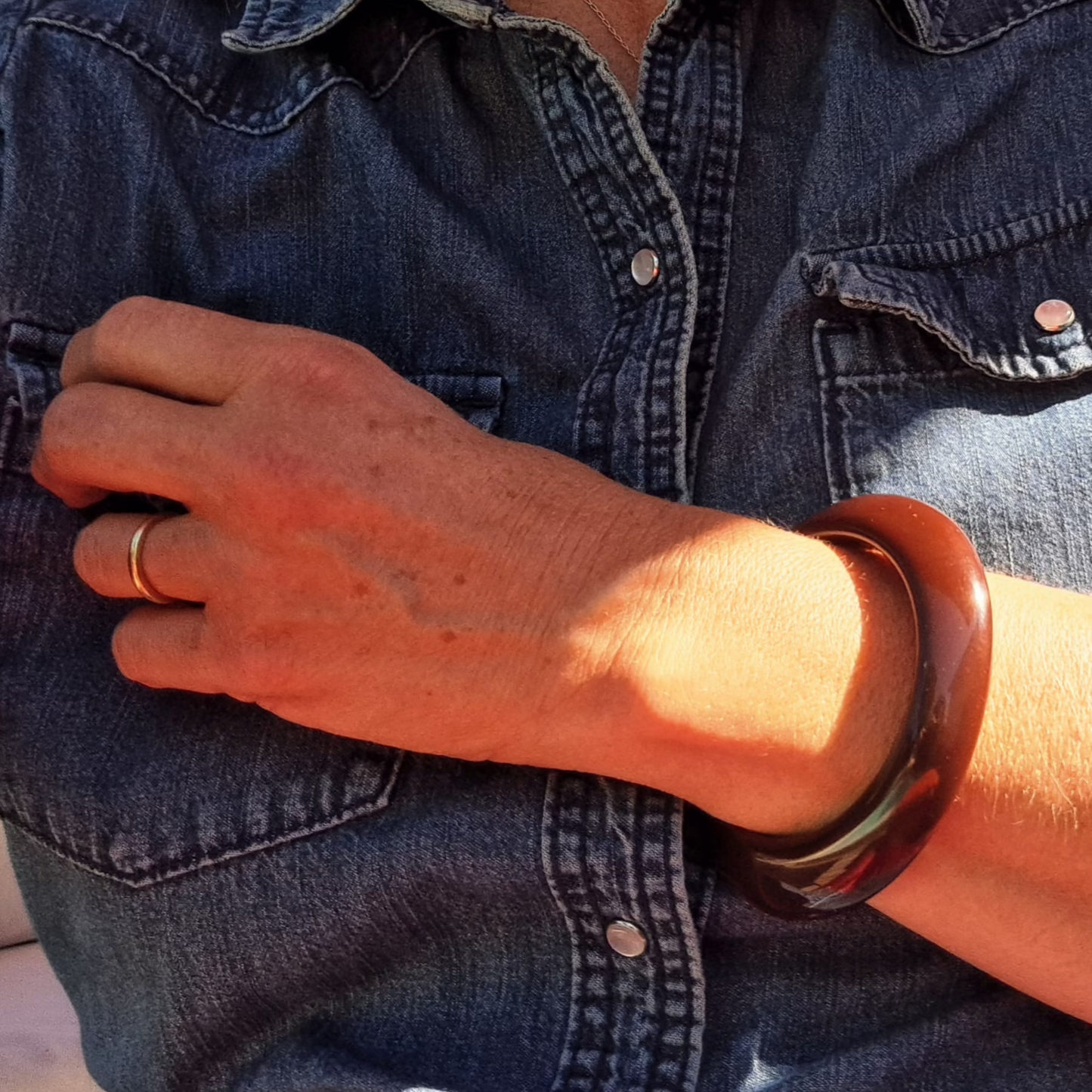 Bracelet Jonc en Résine Chocolat Design Asymétrique et Sculptural Années 1970-80