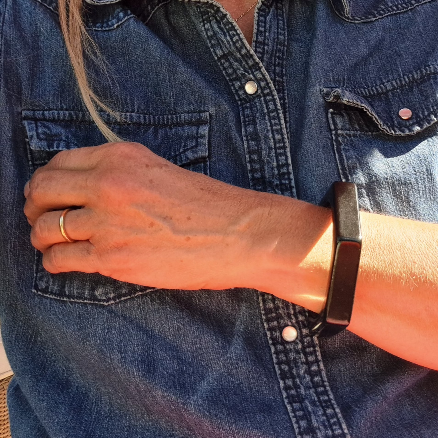 Bracelet Jonc Noir Résine Satinée Élégance Géométrique