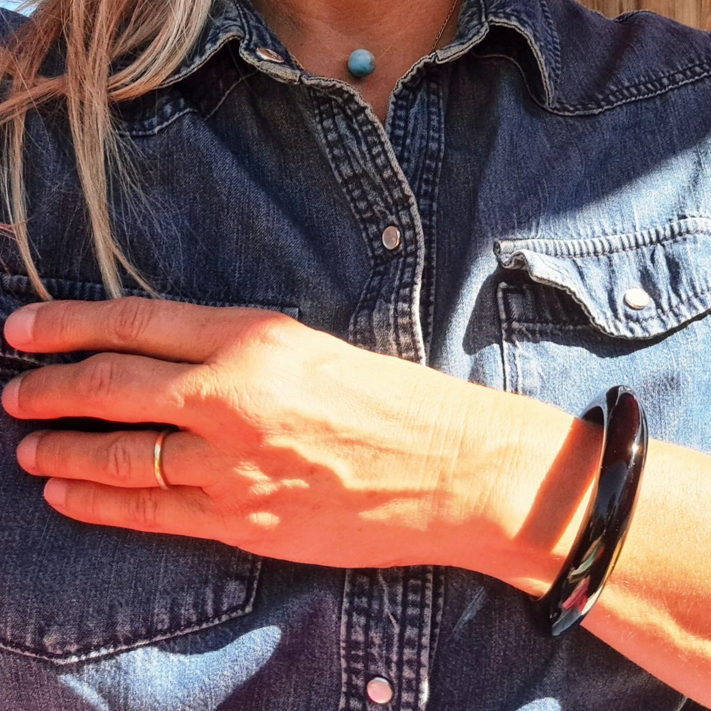 Bracelet Jonc Noir Sculptural Résine Brillante et Design Facetté Vintage