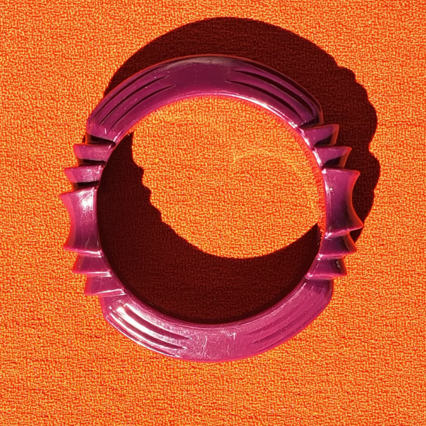 Bracelet Jonc Art Déco Strié Violet Profond Années 1970-80