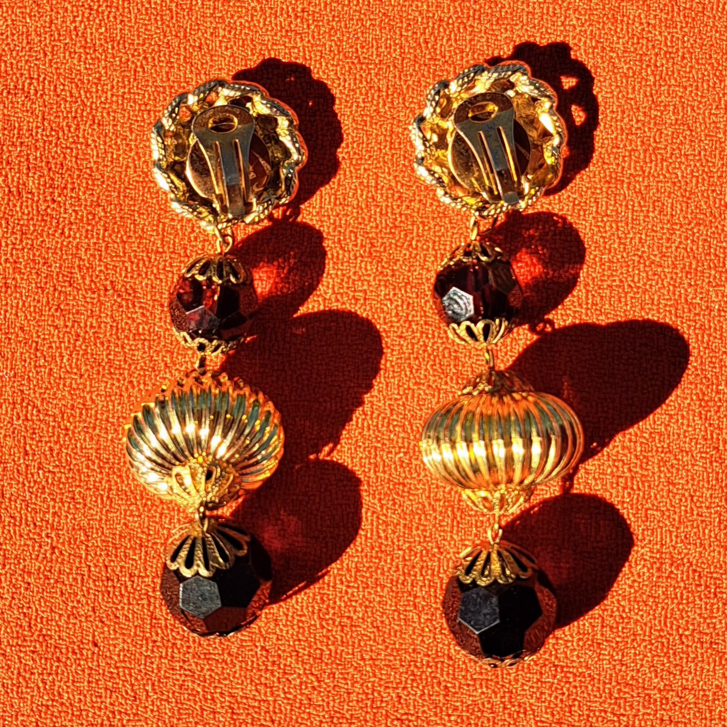 Clips d'Oreilles Chandelier Vintage Or Sculptural et Perles Noires Profondes