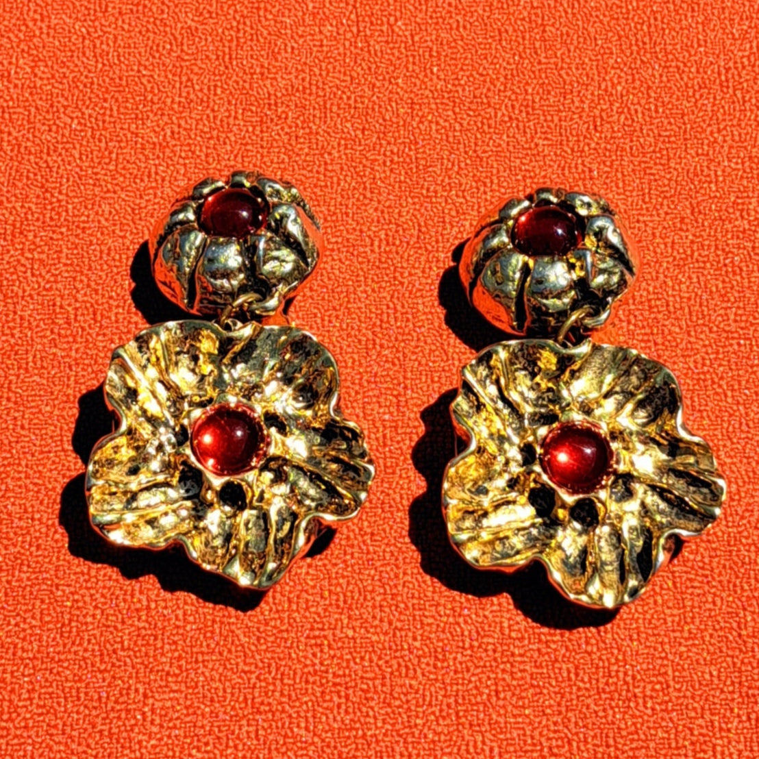 Clips d'Oreilles Vintage TMB Fleurs Dorées et Perles Rouges