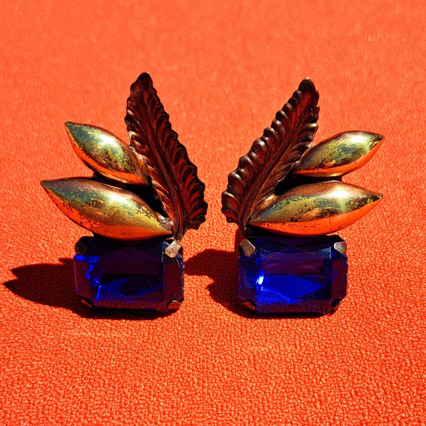 Clips d'Oreilles Sculpturaux Bleu Saphir & Bronze