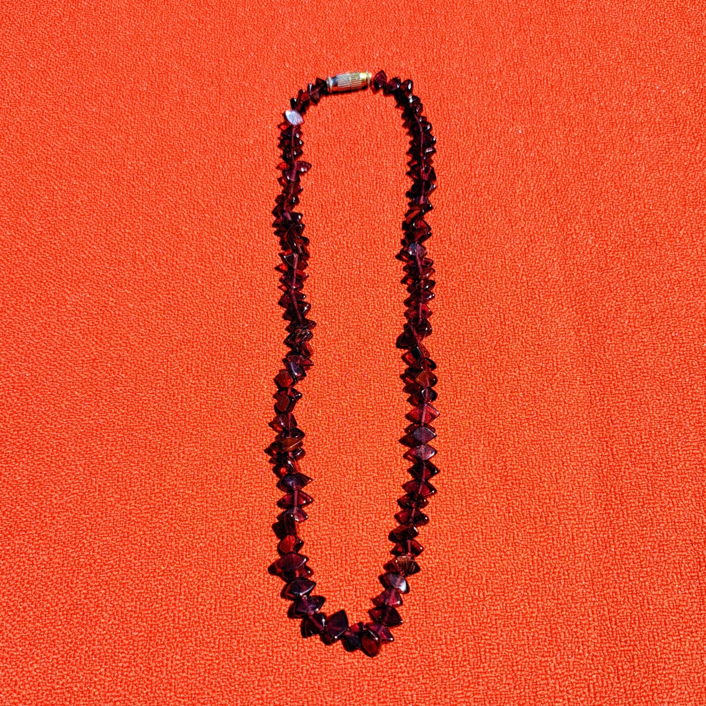 Ras-de-cou en Puces de Grenat Naturel