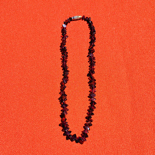 Ras-de-cou en Puces de Grenat Naturel