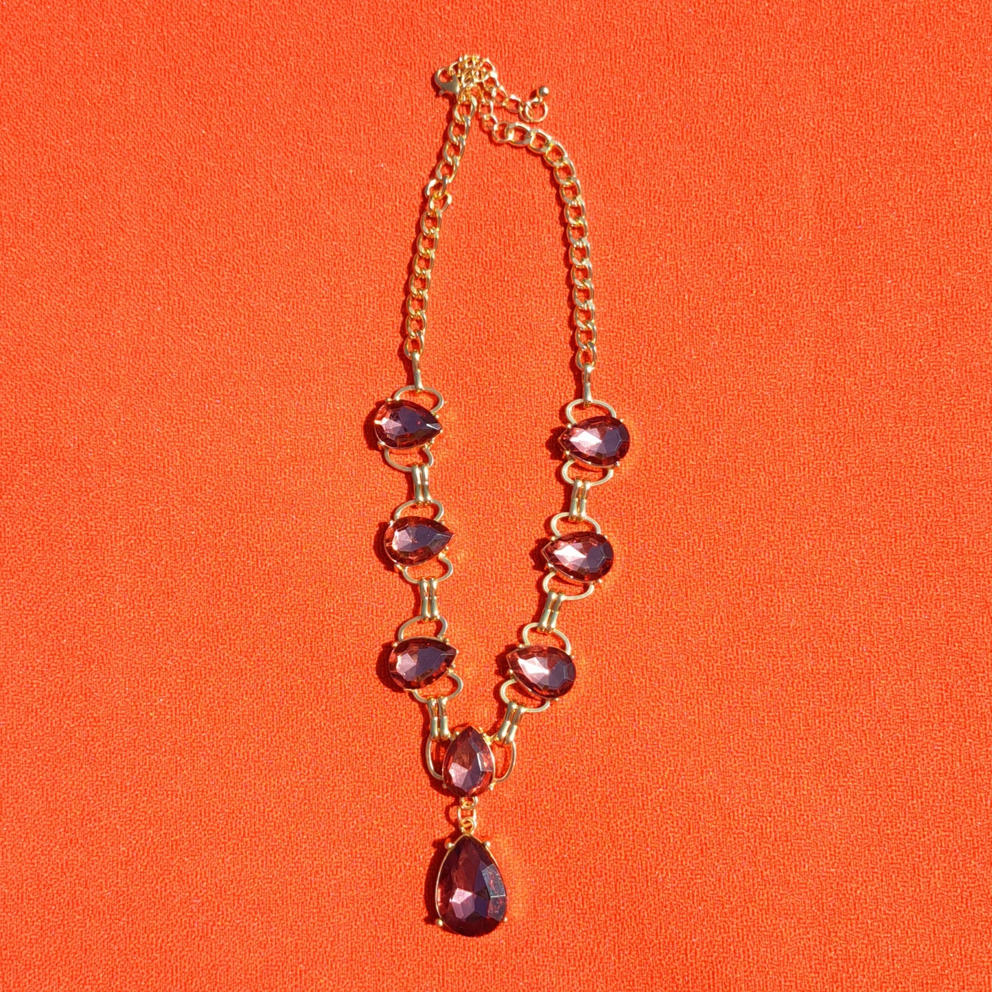 Collier Doré avec Pierres Violettes en Verre Facetté