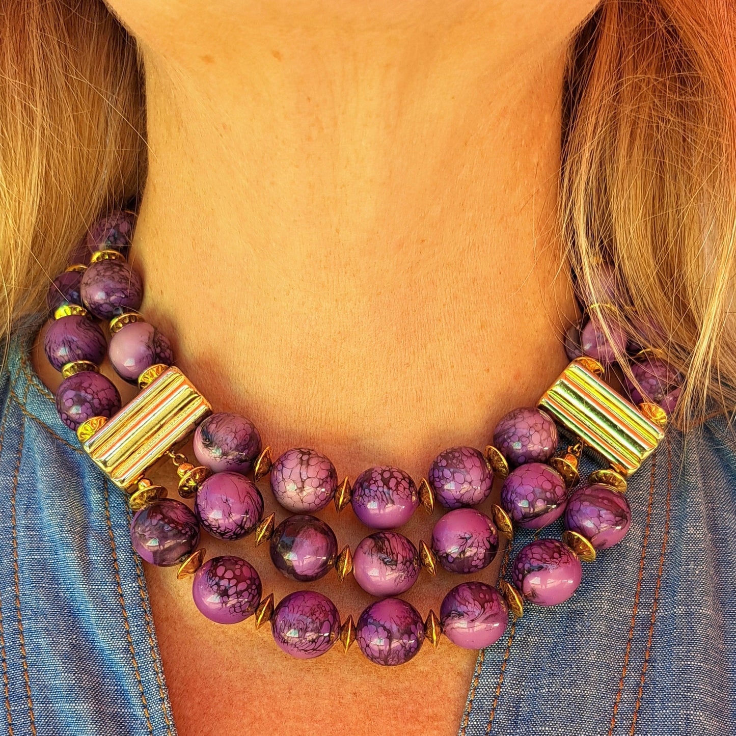 Ras-de-Cou Triple Rang Perles Violettes Texturées & Accents Dorés