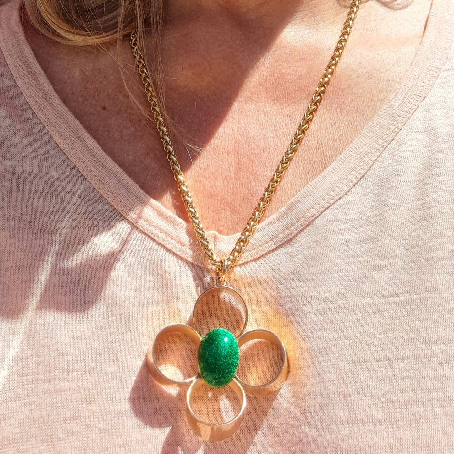 Sautoir Fleur Géométrique & Émail Vert Vif