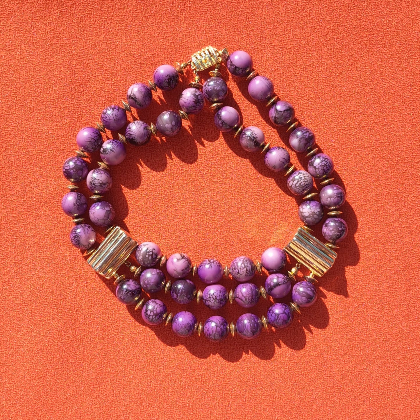 Ras-de-Cou Triple Rang Perles Violettes Texturées & Accents Dorés