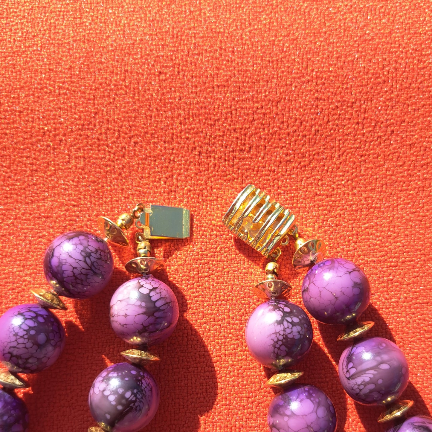 Ras-de-Cou Triple Rang Perles Violettes Texturées & Accents Dorés