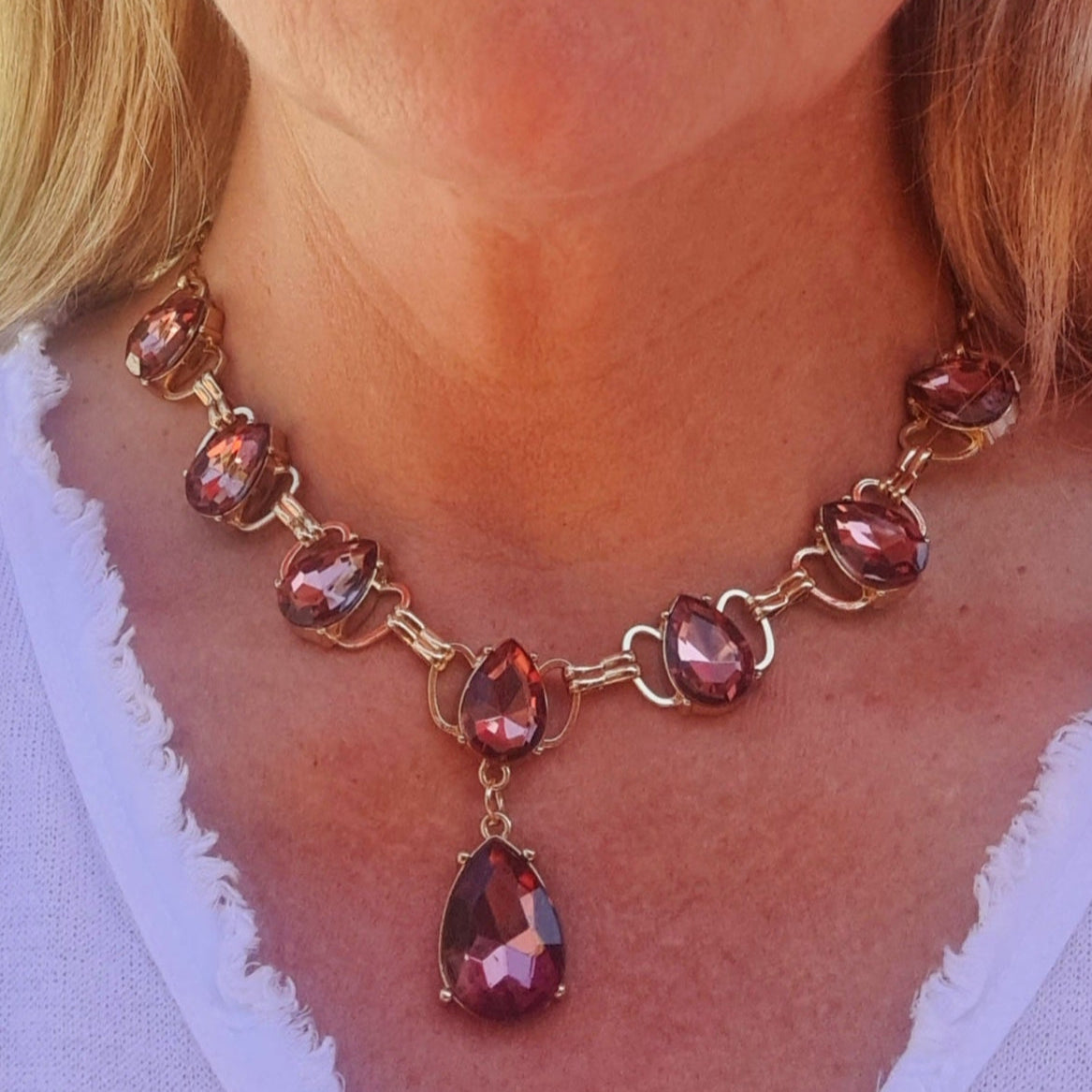 Collier Doré avec Pierres Violettes en Verre Facetté