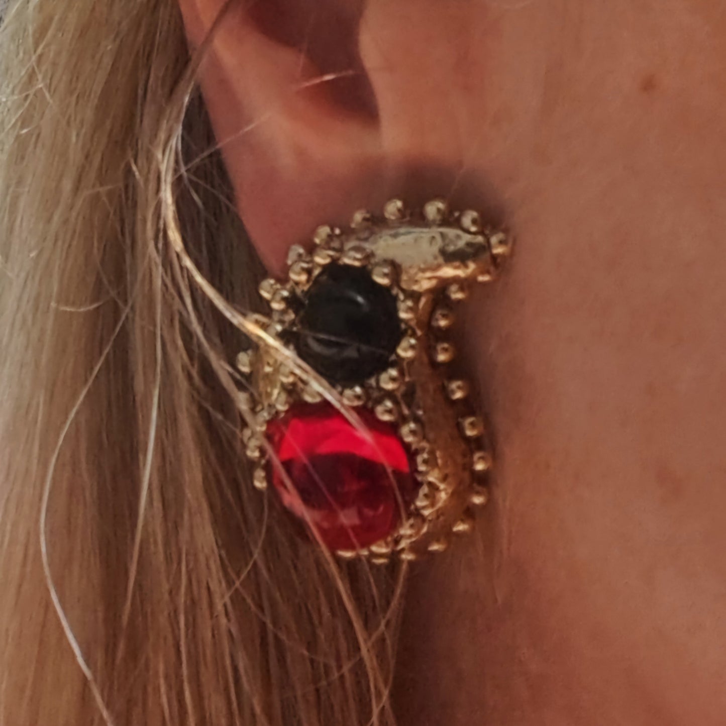 Clips d'Oreilles Baroque Or & Pierres Noire & Rouge.
