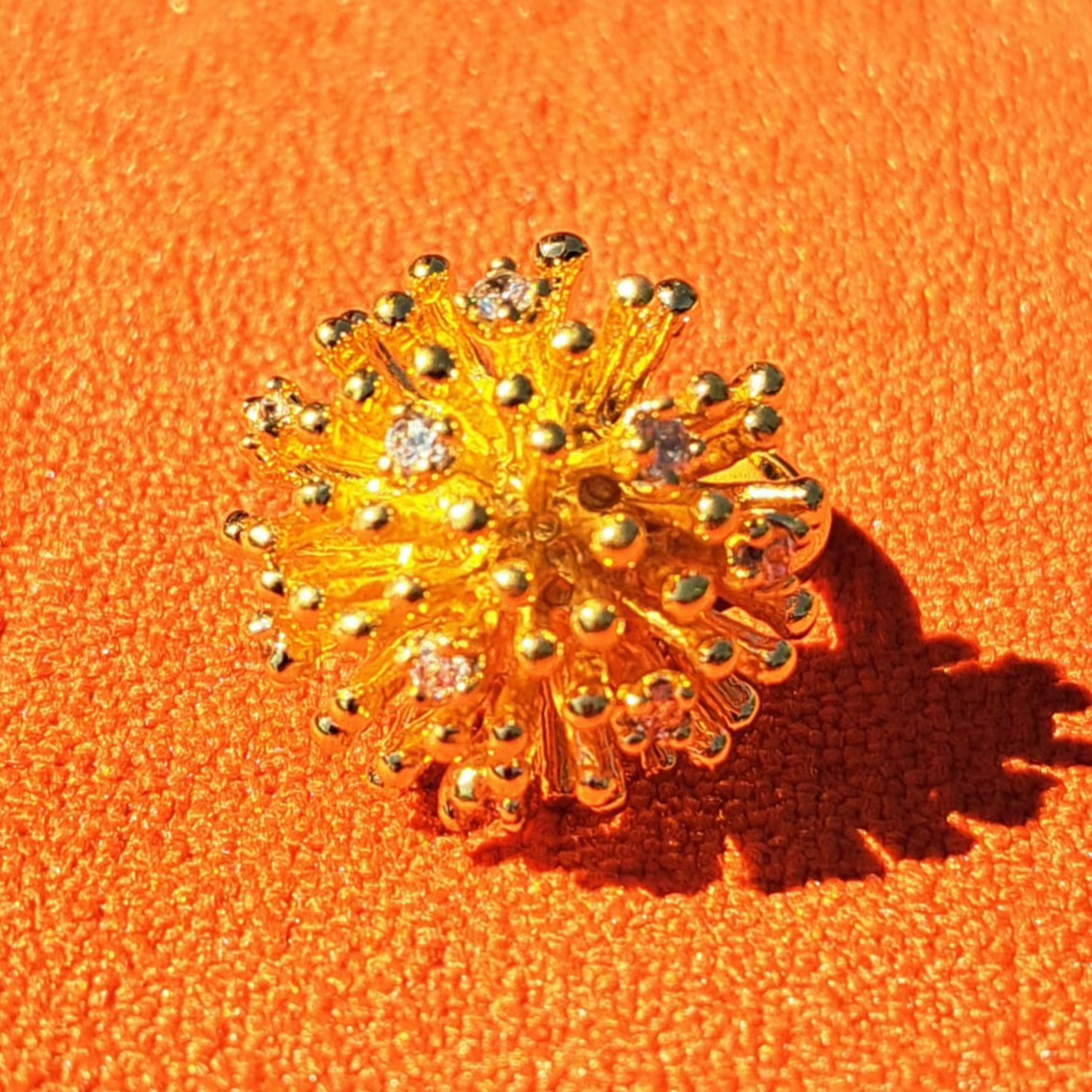 Bague "Hérisson" Vintage en Métal Doré et Cristaux Scintillants