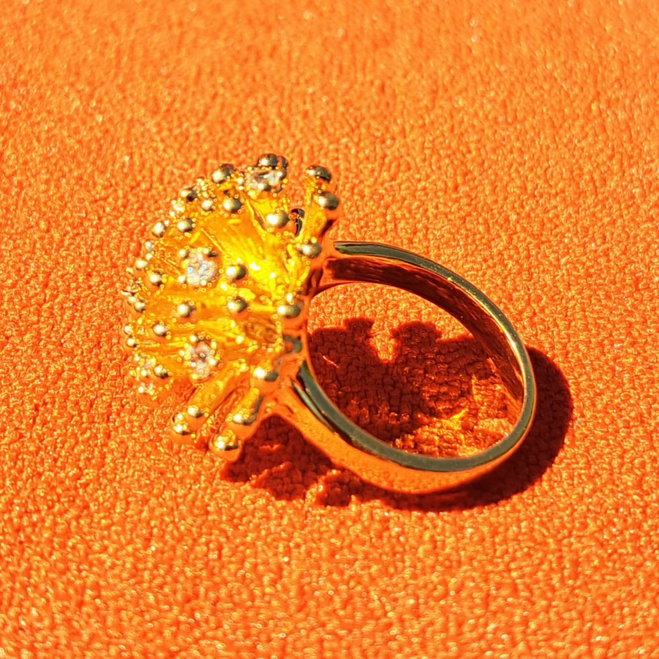 Bague "Hérisson" Vintage en Métal Doré et Cristaux Scintillants