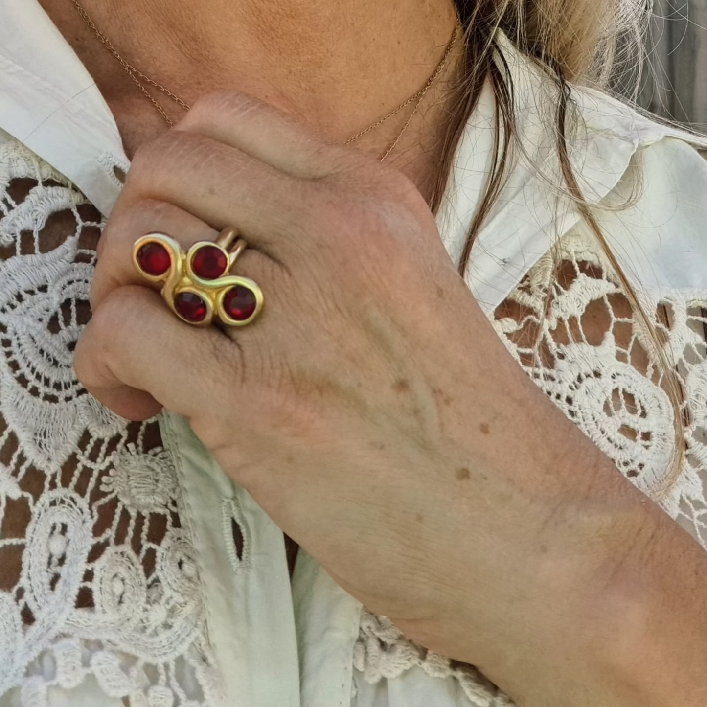 Bague Vintage REMYS DIS Ornement Sculptural et Cabochons Rouges