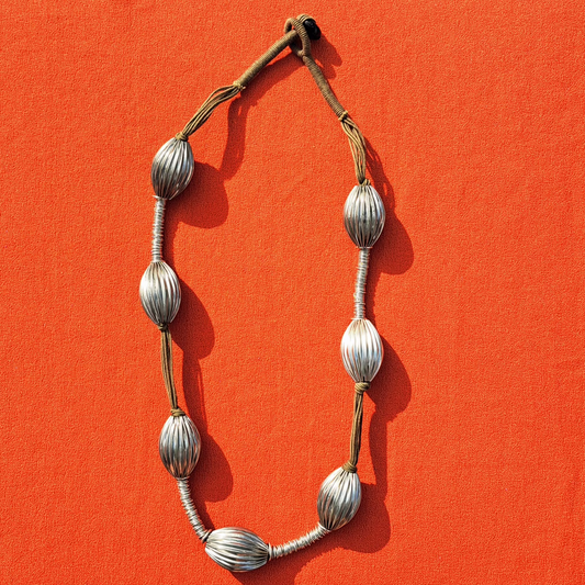Sautoir Ethnique Perles Bombées Argentées & Cordon Tressé