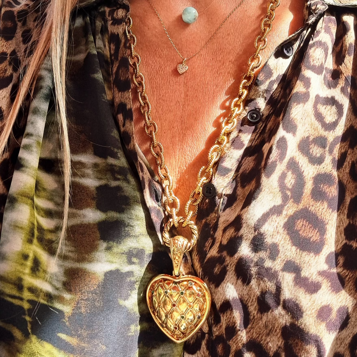 Collier Cœur Statement 1980 en Métal Doré Pierres de Verre Multicolores