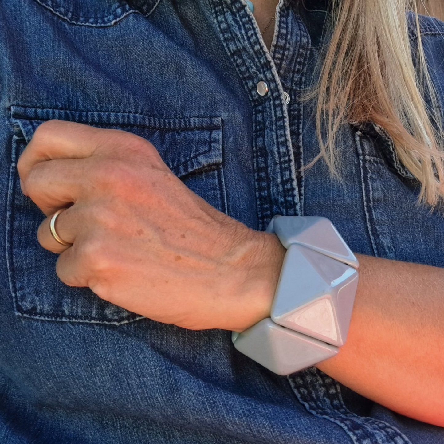 Bracelet Élastique Pyramide Gris Clair Style Art Déco