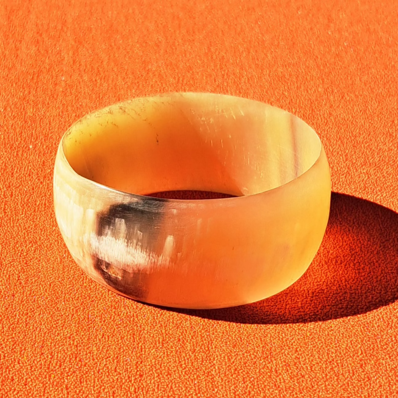 Bracelet Jonc en Corne Naturelle Teintes Ambrées et Marbrées Années 1960-1980