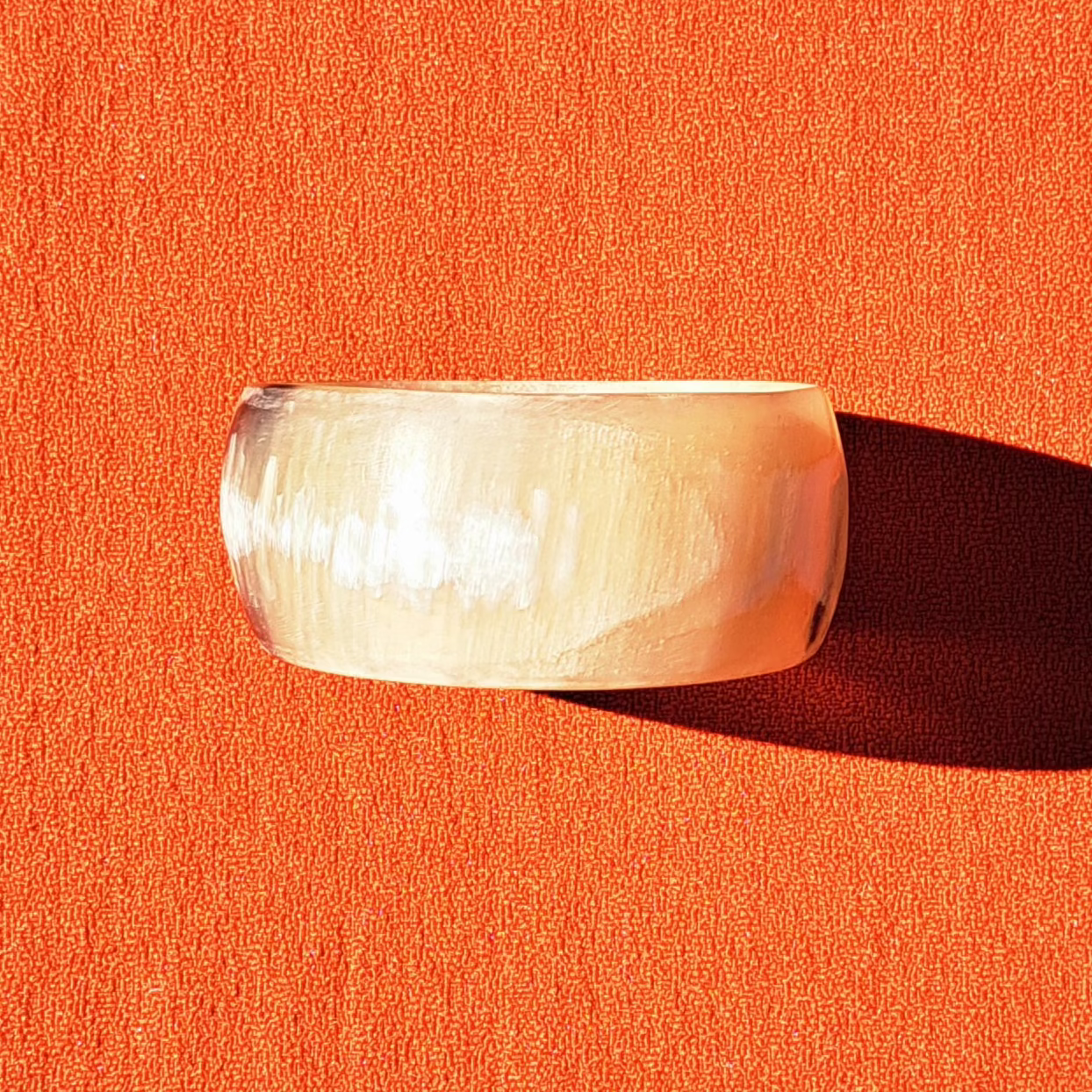 Bracelet Jonc en Corne Naturelle Teintes Ambrées et Marbrées Années 1960-1980