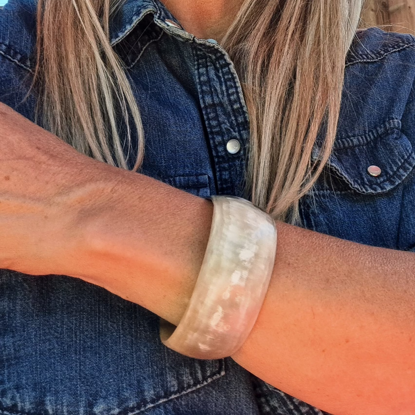 Bracelet Jonc en Corne Naturelle Teintes Ambrées et Marbrées Années 1960-1980