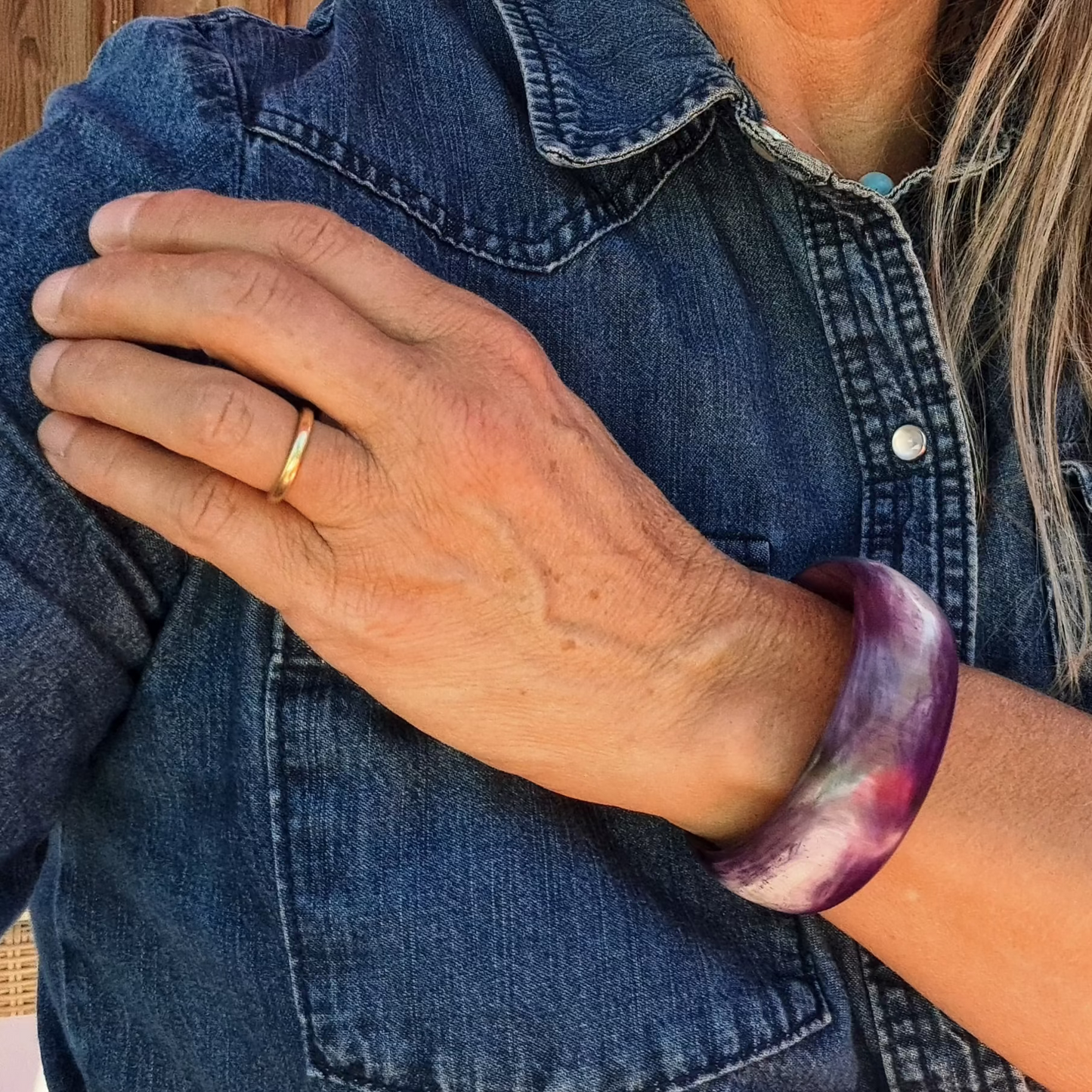 Bracelet Jonc en Corne Teintée Violet Marbré Années 1980-1990