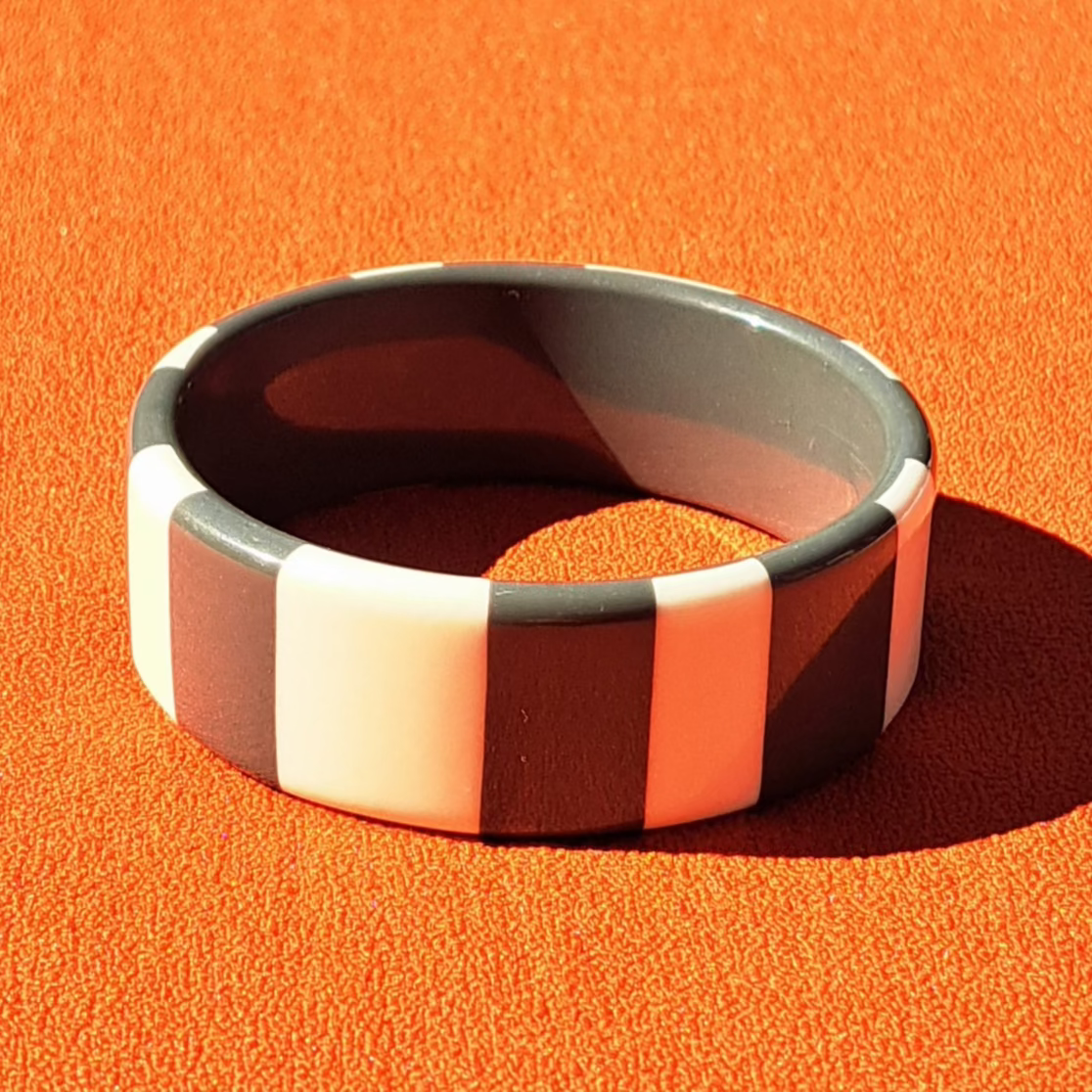 Bracelet Jonc Gris & Blanc Contrasté Élégance Graphique