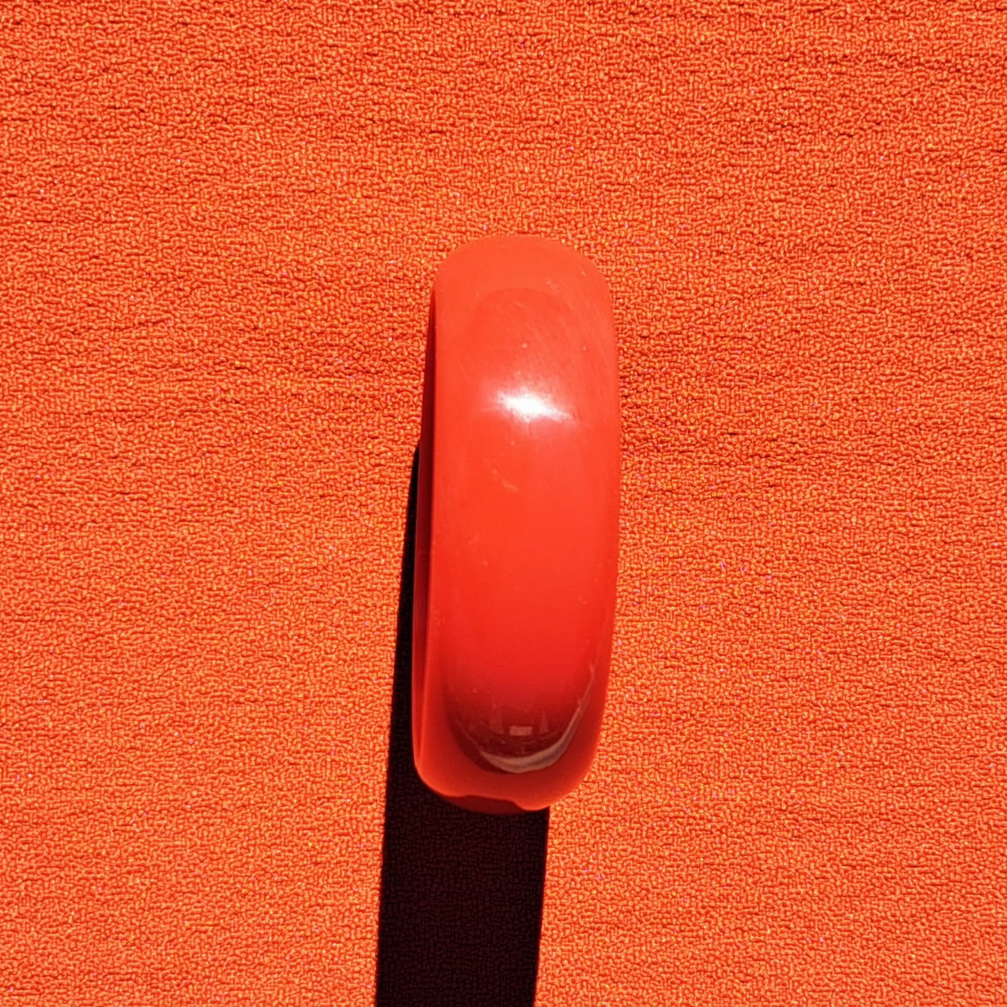 Bracelet Jonc en Résine Rouge Années 1970-1980