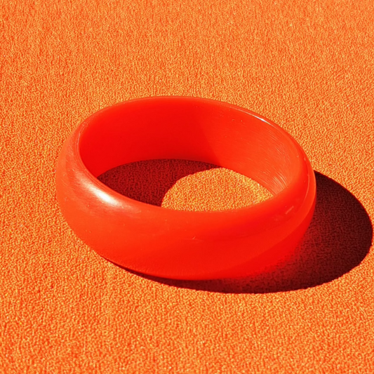 Bracelet Jonc en Résine Rouge Années 1970-1980