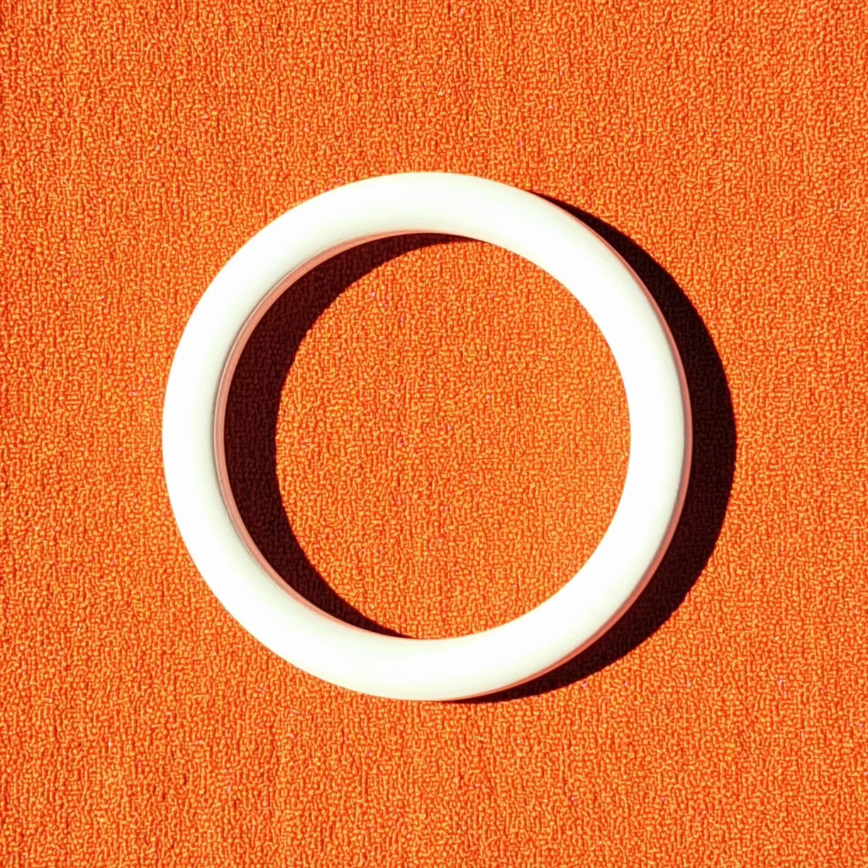 Bracelet Jonc Blanc Design Minimaliste et Intemporel
