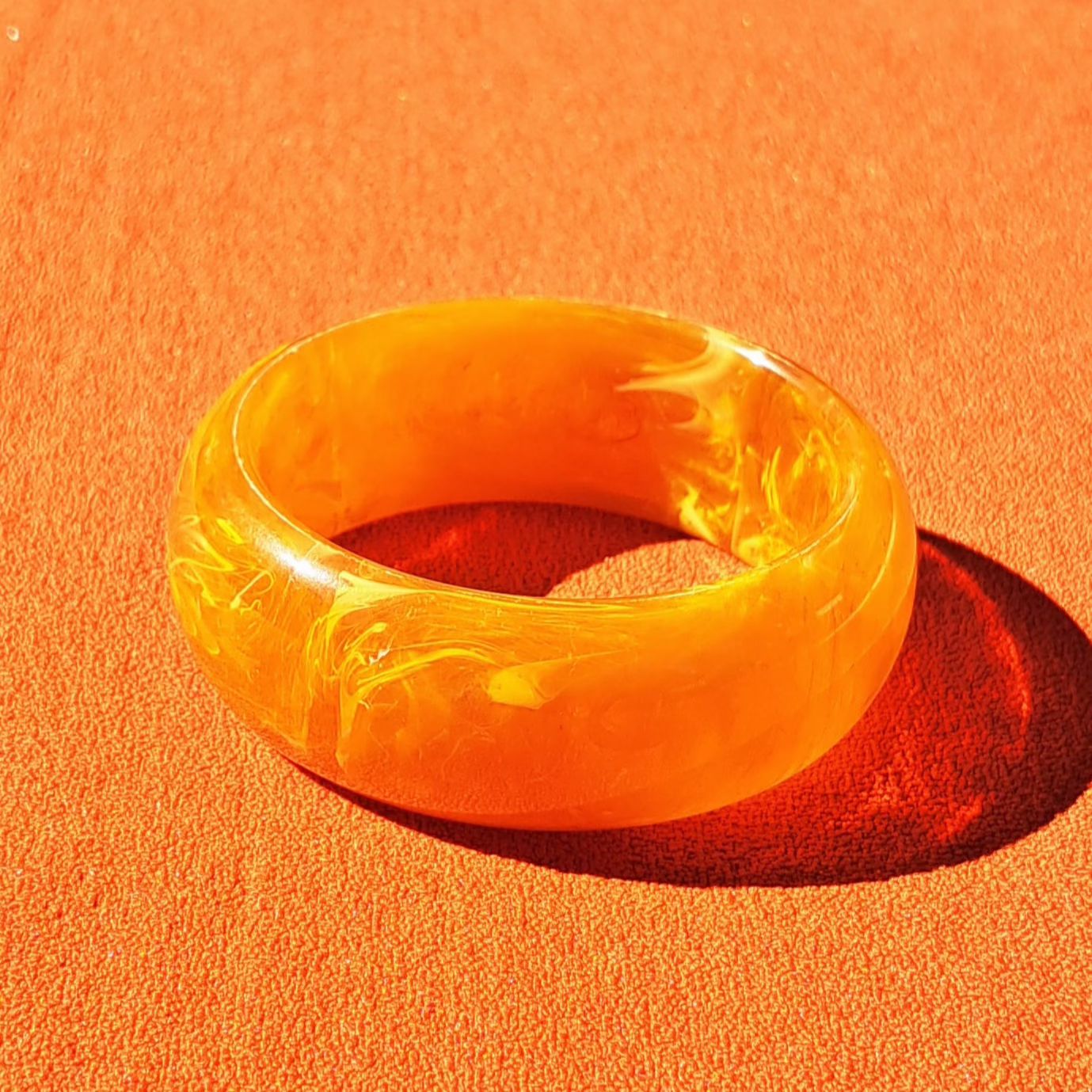 Bracelet Jonc en Résine Ambre Marbré Années 1970–90