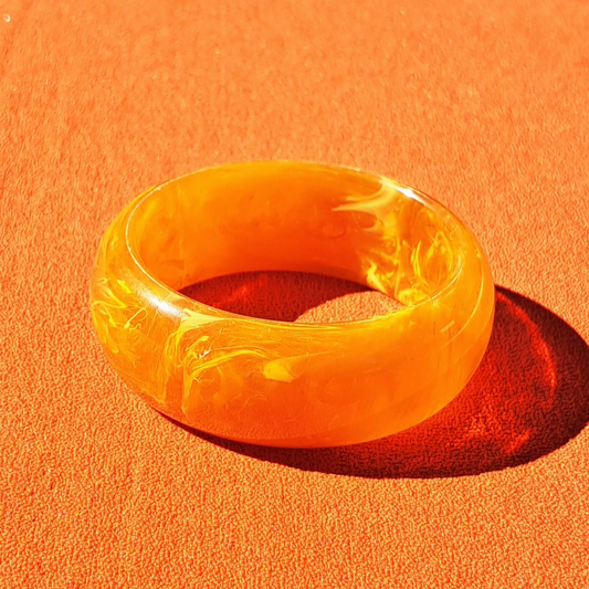 Bracelet Jonc en Résine Ambre Marbré Années 1970–90