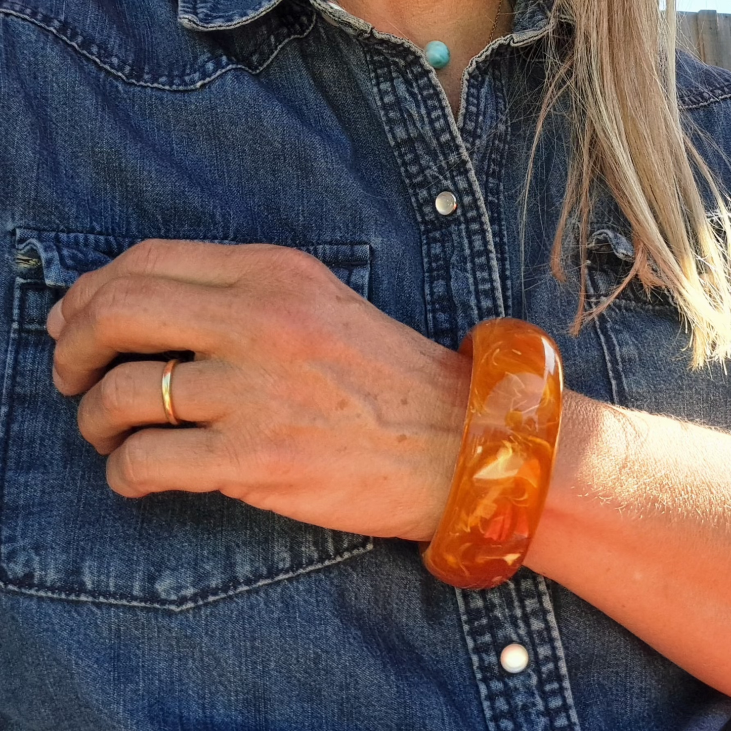 Bracelet Jonc en Résine Ambre Marbré Années 1970–90