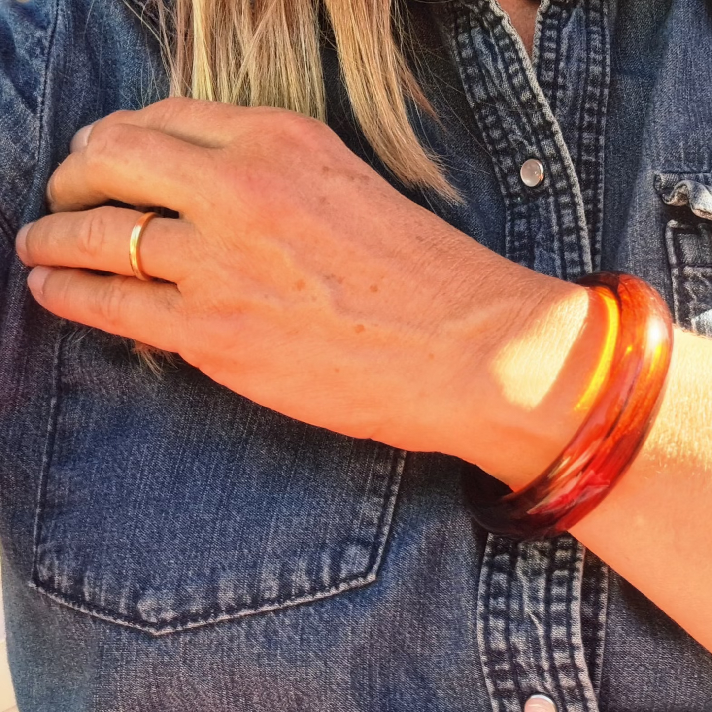 Bracelet Jonc Ambre Foncé Translucide Années 1980–2000