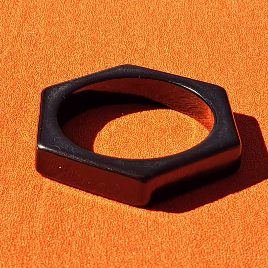 Bracelet Jonc Noir Résine Satinée Élégance Géométrique