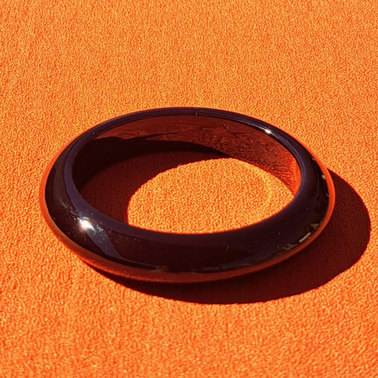 Bracelet Jonc Noir Sculptural Résine Brillante et Design Facetté Vintage