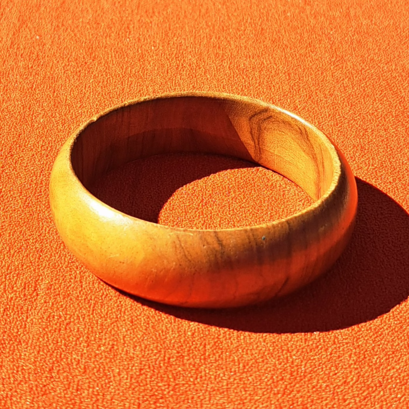 Bracelet Jonc en Bois d’Olivier Léger au Charme Naturel