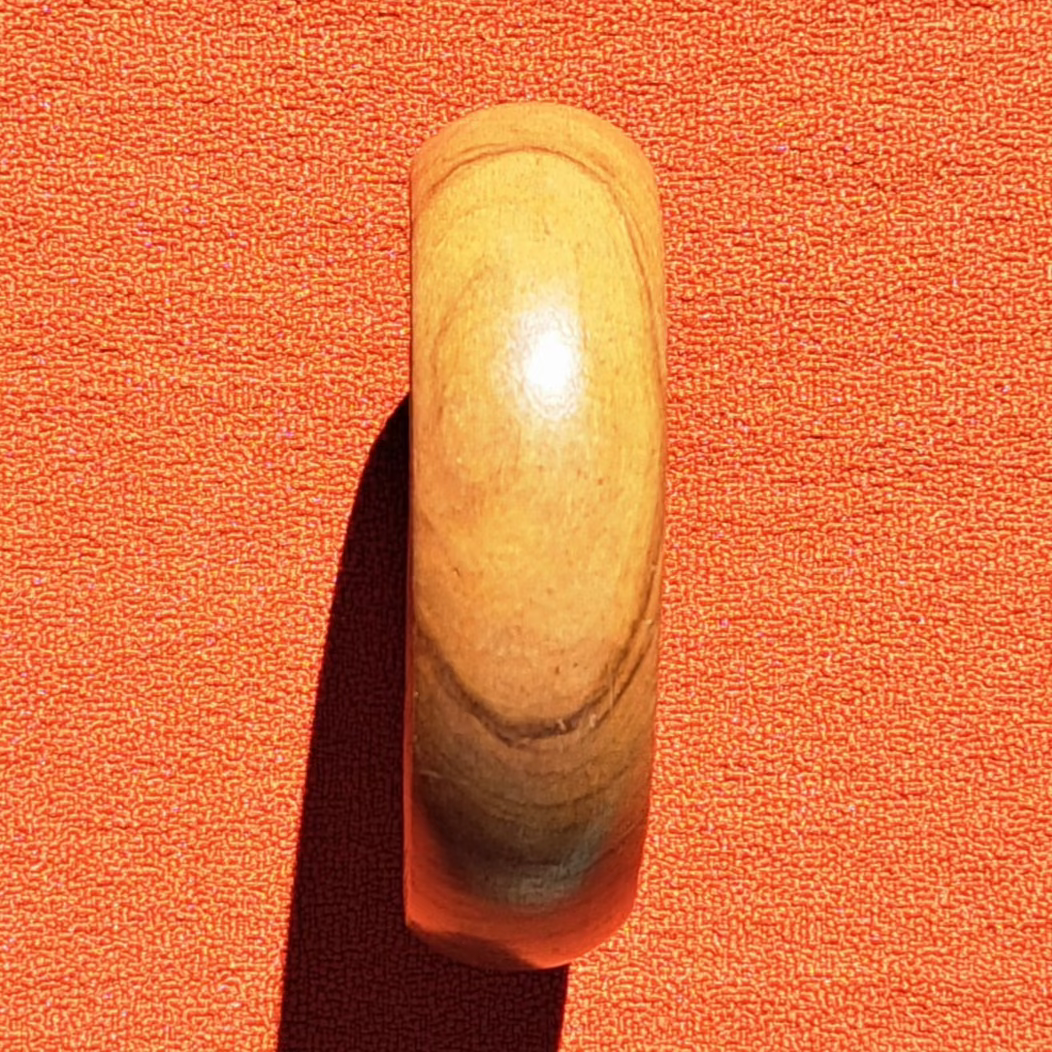 Bracelet Jonc en Bois d’Olivier Léger au Charme Naturel