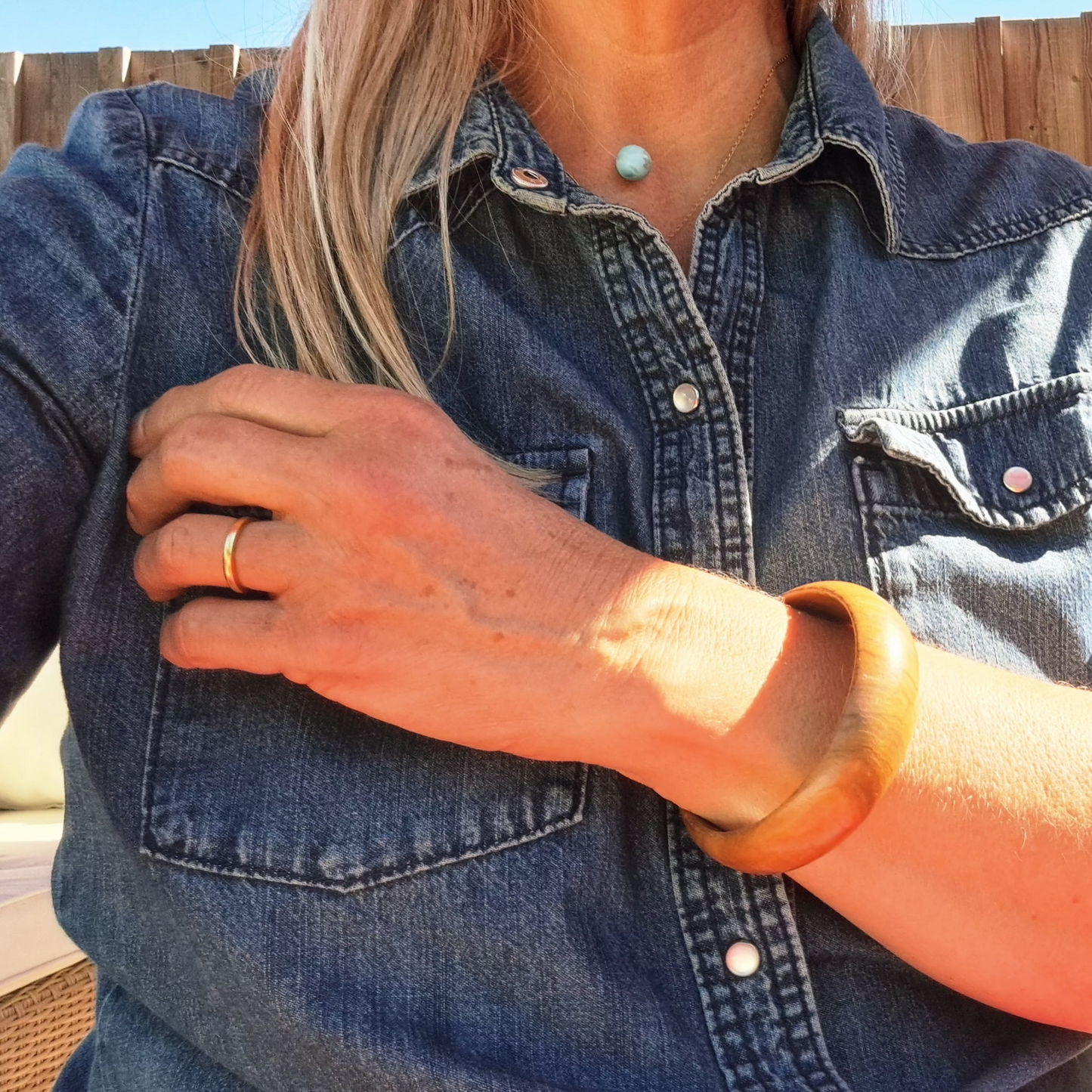 Bracelet Jonc en Bois d’Olivier Léger au Charme Naturel