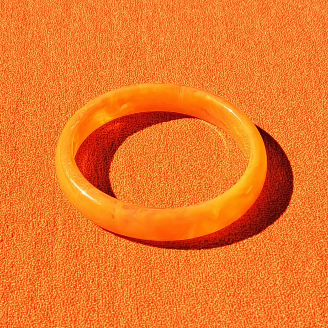 Bracelet Jonc en Résine Orange Marbré Années 1970-80