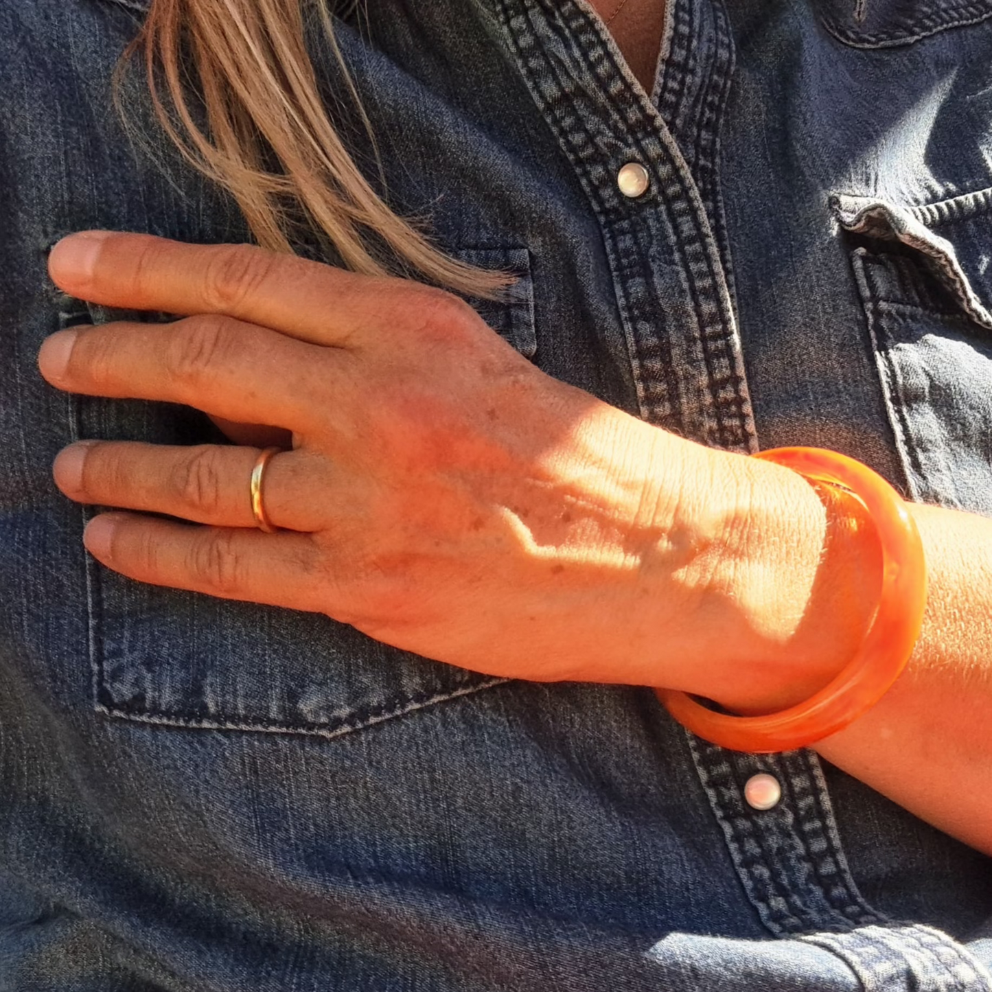 Bracelet Jonc en Résine Orange Marbré Années 1970-80