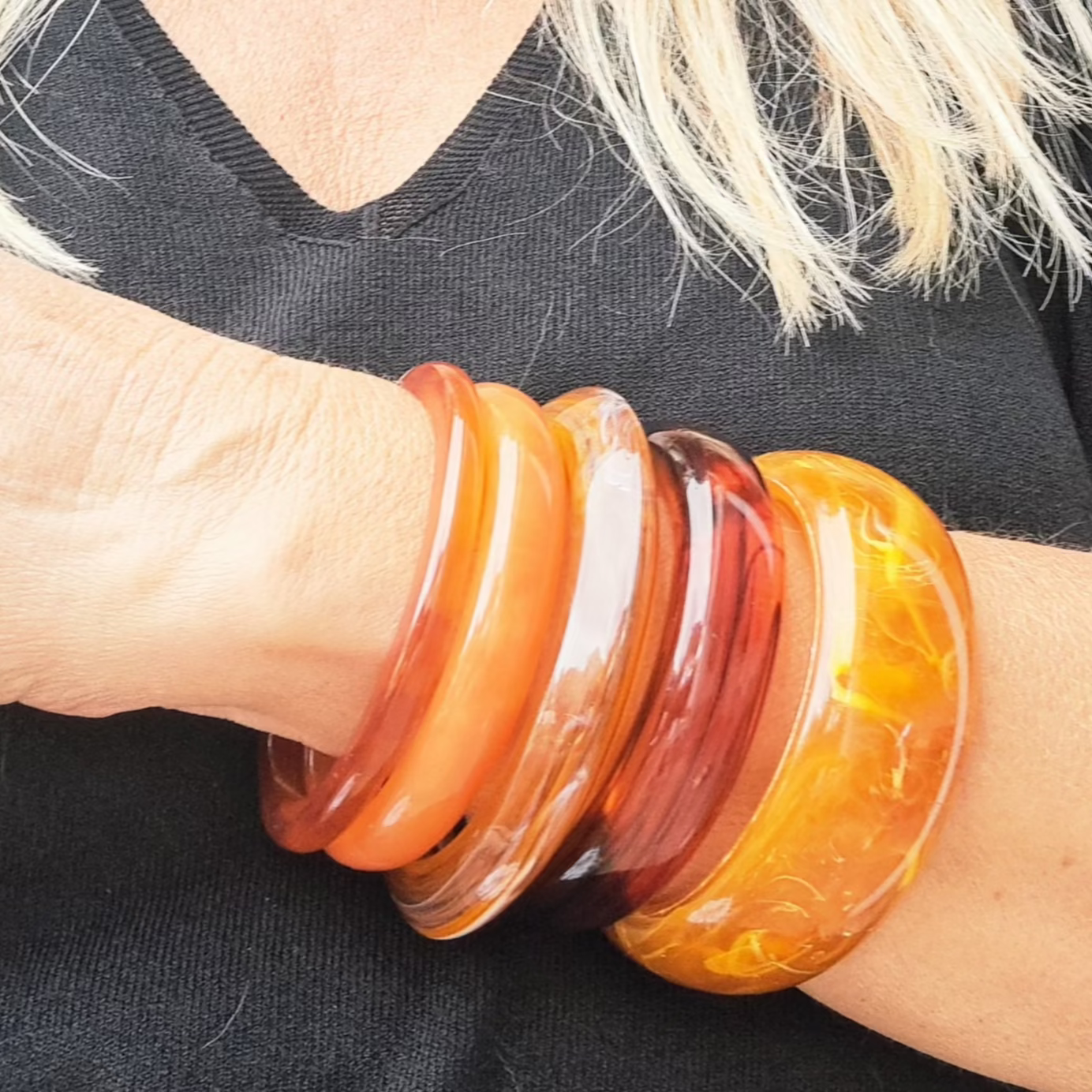 Bracelet Jonc Ambre Foncé Translucide Années 1980–2000