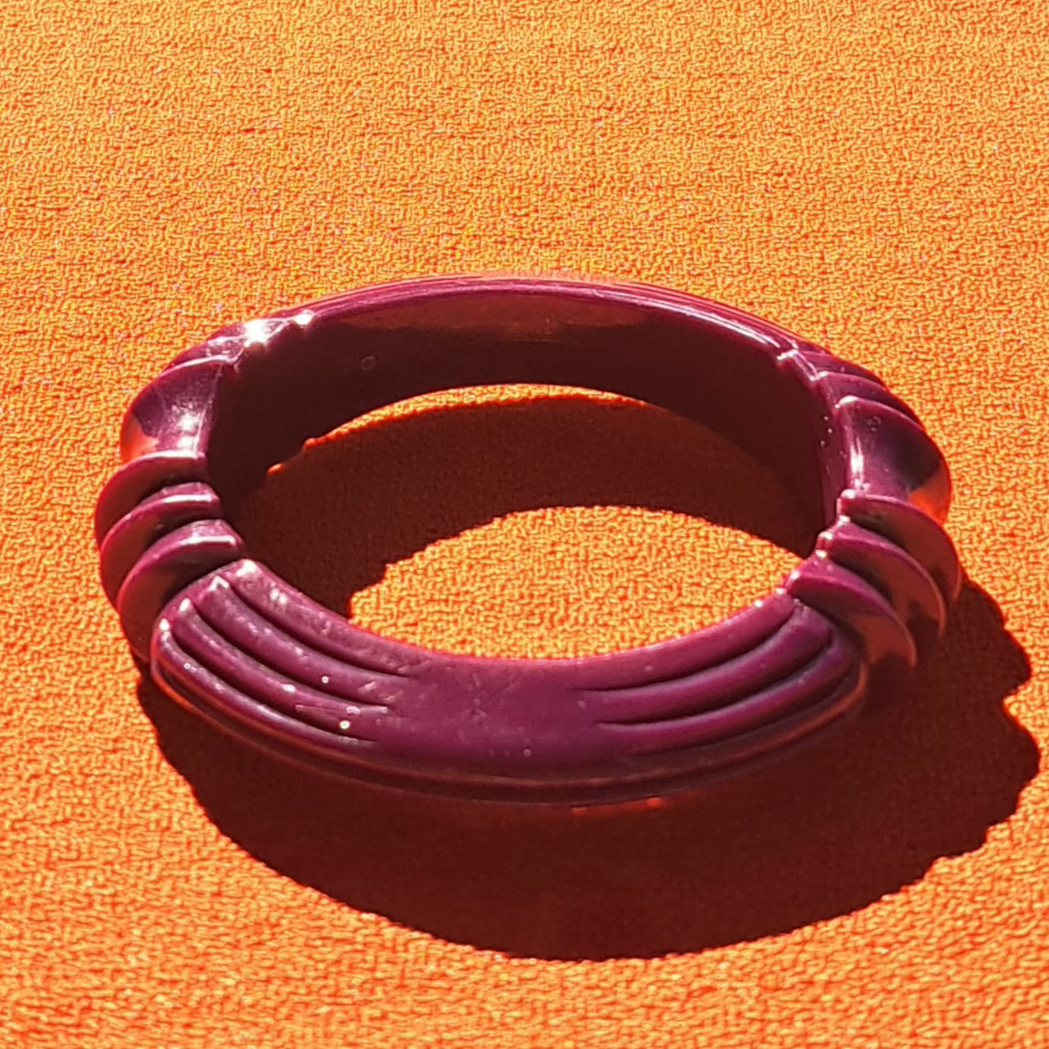 Bracelet Jonc Art Déco Strié Violet Profond Années 1970-80