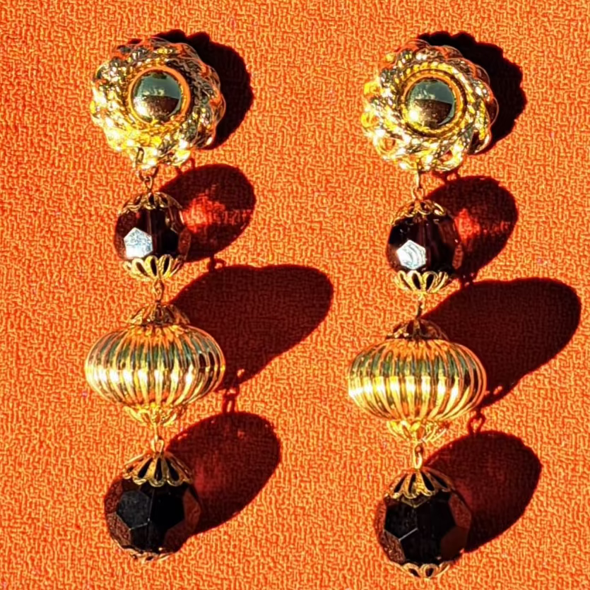 Clips d'Oreilles Chandelier Vintage Or Sculptural et Perles Noires Profondes